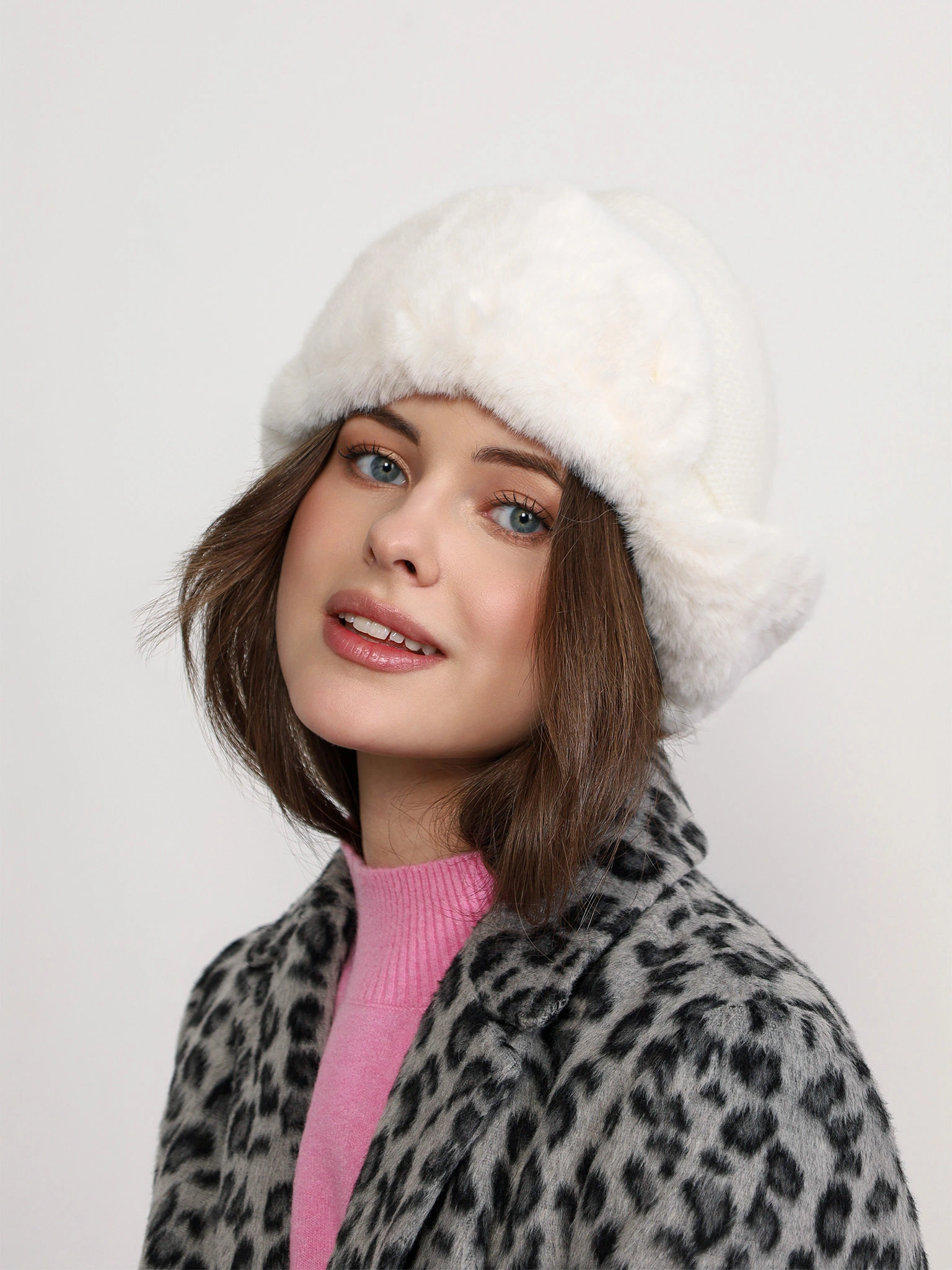 Шапка-ушанка с меховым козырьком белого цвета